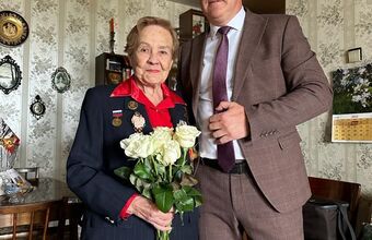 В преддверии Дня Победы главный врач больницы А.Н. Титов поздравил ветерана Великой Отечественной Войны
